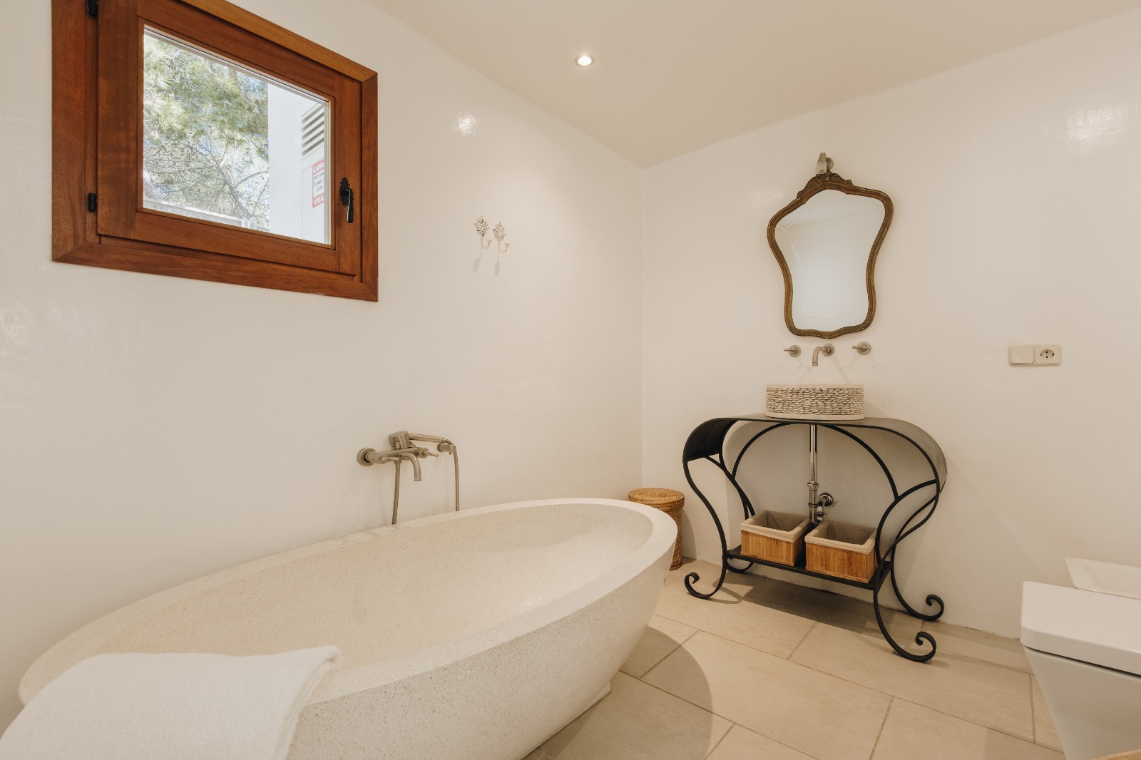 Resa estates finca tourist license sale ibiza bathroom tub.jpg